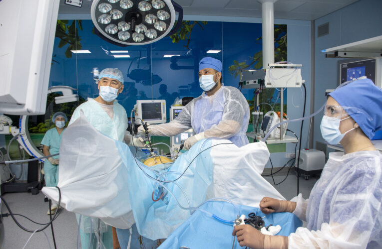 В операционной клиники “Uniserv Medical Center” в рамках ОСМС проводятся гинекологические операции.